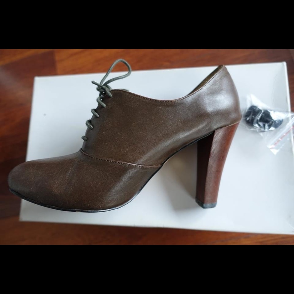 Urban Outfitters Square toe Oxford pumps